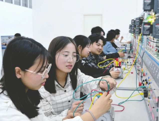 添加教育元素鼓舞高中校园与工作校园打开工作体会社会实践